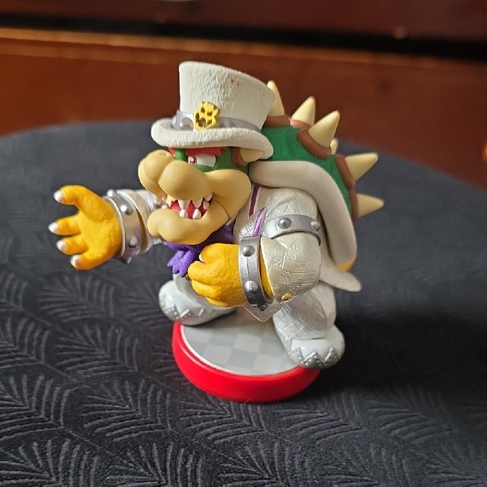 Bowser Amiibo Figure with White and Yellow Details Nintendo Bowser Super Mario O